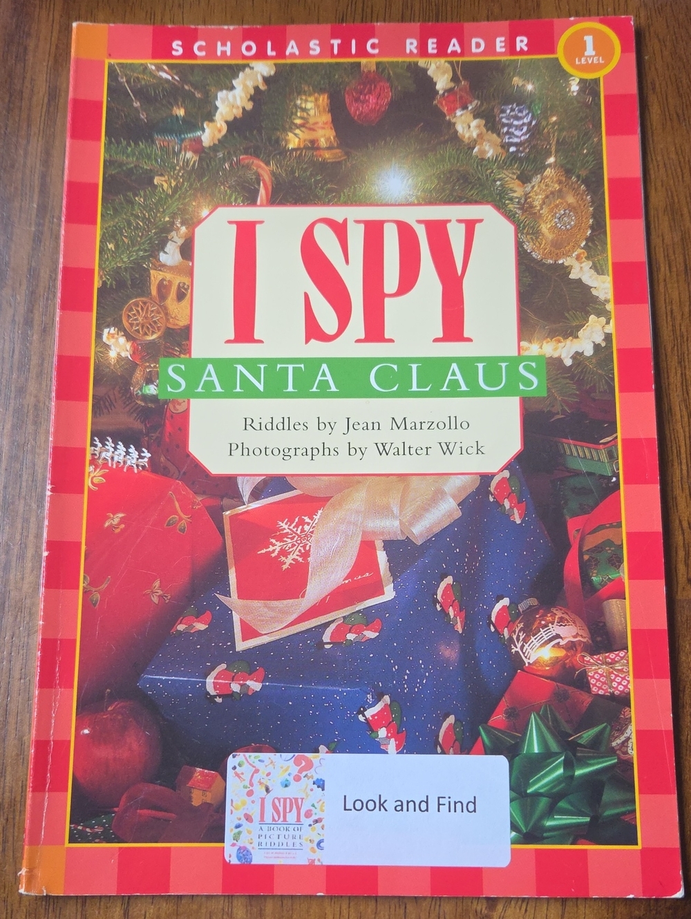 Scholastic I SPY Santa Claus Book – Red, Green, Gold